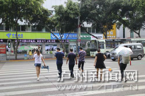 絕大多數(shù)市民都做到了自覺(jué)禮讓斑馬線，不橫穿馬路，不翻越欄桿，做到車讓人、人讓車