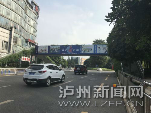 主干道上隨處可見創(chuàng)文宣傳廣告。 記者 肖婷 攝